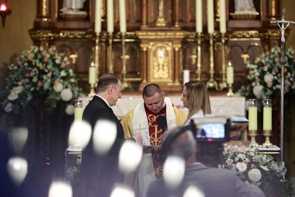 Joanna Klimek-Kurska oraz Jacek Kurski podczas uroczystości zawarcia sakramentu małżeństwa