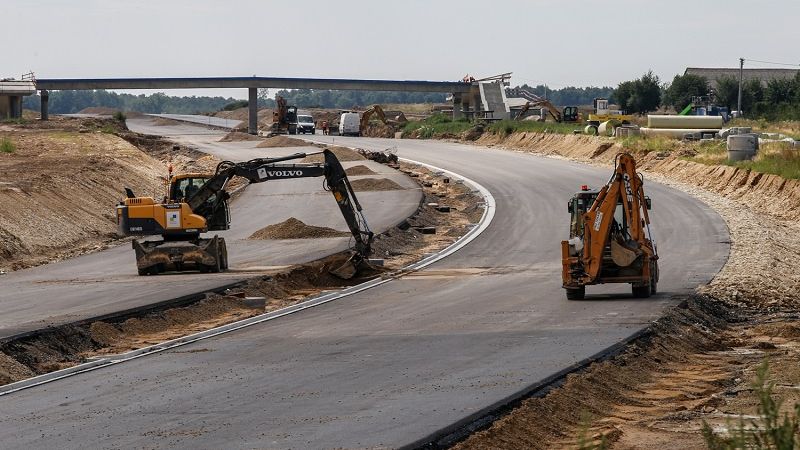 koparki na budowie drogi ekspresowej s19 via carpatia w niedrzewicy duzej
