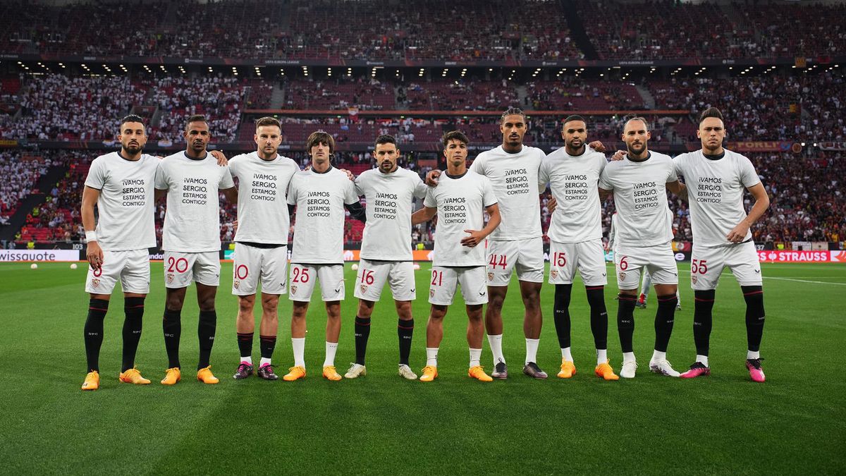 Zdjęcie okładkowe artykułu: Getty Images / Alex Caparros - UEFA / Na zdjęciu: piłkarze Sevilli w koszulkach z przesłaniem dla Sergio Rico