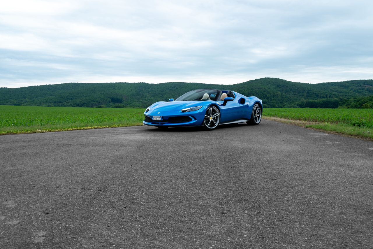 Test: Ferrari 296 GTS ma dwa oblicza. Jedno koi, drugie rzuca na kolana