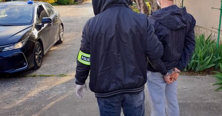 Warszawa. Policja zlikwidowała "dziuplę samochodową". Sprawcy ukradli bentleya aktorce