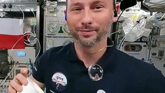 Eksperyment z wodą na ISS wykonany przez Sławosza Uznańskiego