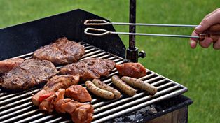 Piknik strażacki w Libuszy. Mieszkańców nie przestraszył deszcz, a druhowie robią, co mogą, by przegonić chmury