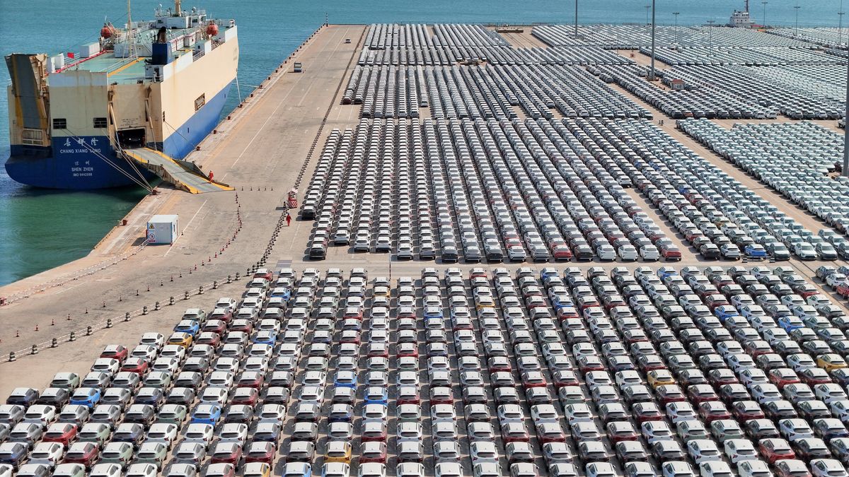 Zdjęcie ilustracyjne przedstawiające chińskie auta w porcie Yantai w Chinach