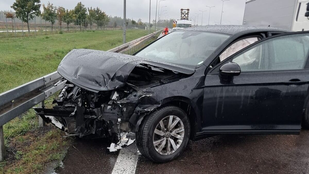 Volkswagen uderzył w bariery energochłonne na S12