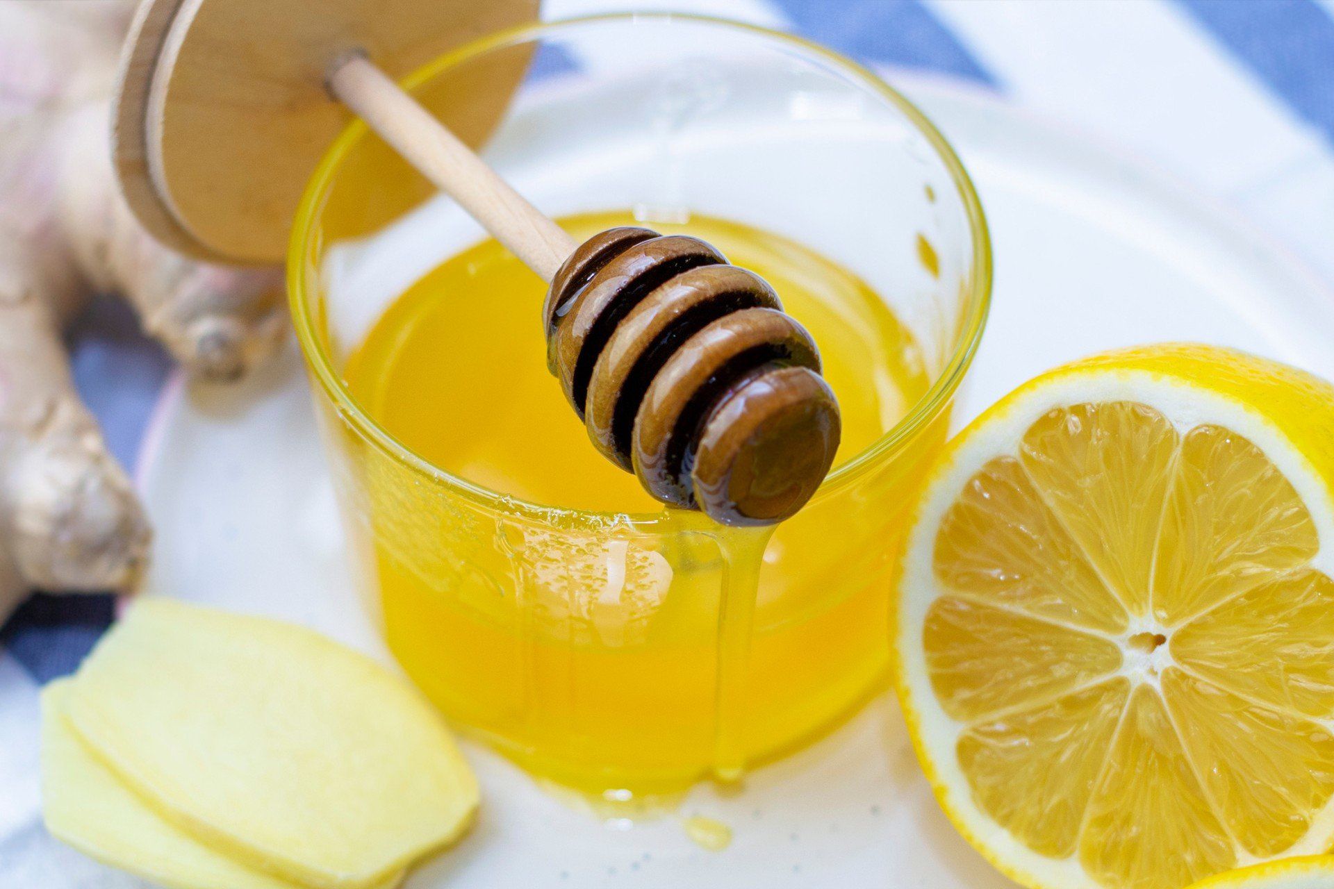 Napój rozgrzewający z imbirem i cytryną