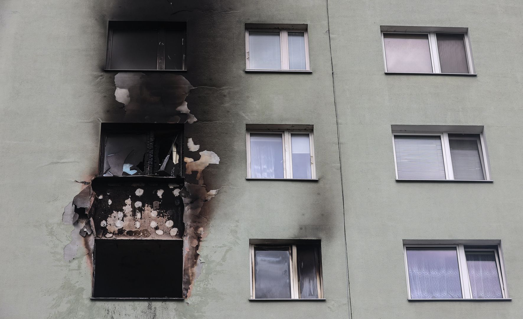 Rzeszów, 19.06.2025. Miejsce pożaru mieszkania w wieżowcu przy ulicy Popiełuszki w Rzeszowie, 19 bm. Minionej nocy ogień pojawił się w lokalu na 4 piętrze. W sumie do szpitala trafiło 8 osób. Jedna z poszkodowanych, 14-latka, zmarła. (sko) PAP/Darek Delmanowicz ***Do tego materiału zdjęciowego dostępna jest również depesza w systemie CSI, pt.: Rzeszów / W wyniku pożaru w bloku mieszkalnym zmarła 14-latka***