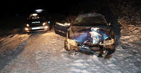 Kłodzko. Zabrał samochód dziewczynie bez jej wiedzy. Wycieczkę zakończył na drzewie