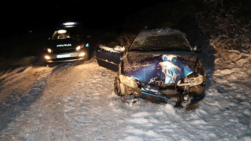 Kłodzko. Zabrał samochód dziewczynie bez jej wiedzy. Wycieczkę zakończył na drzewie