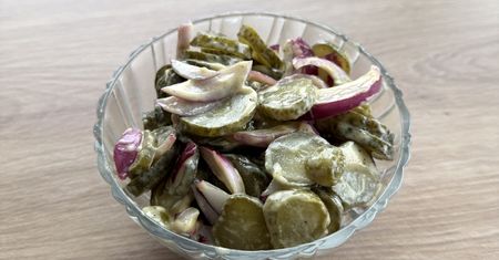 Surówka z ogórka kiszonego, która ratuje każdy obiad - 5 minut i gotowe
