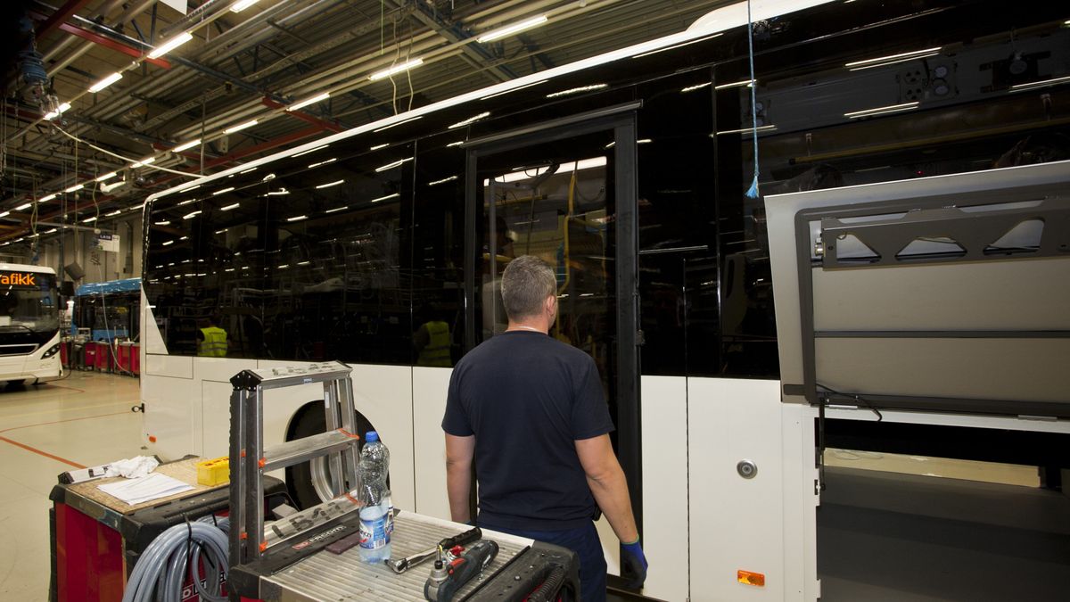 Fabryka Volvo we Wrocławiu (na zdjęciu) ma być zlikwidowana w tym roku