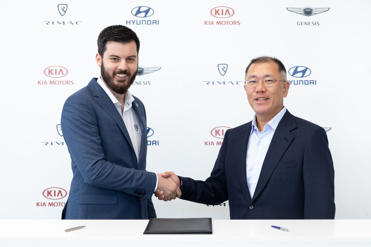 Mate Rimac (z lewej) i Euisun Chung z Hyundai Motor Group