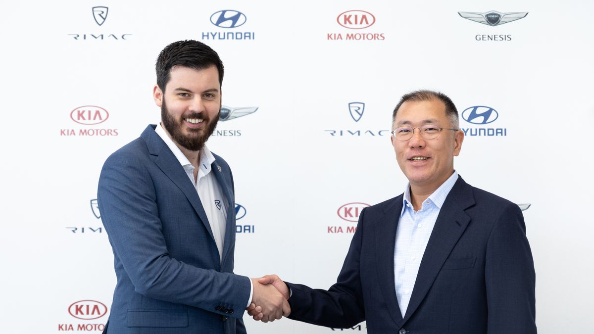 Mate Rimac (z lewej) i Euisun Chung z Hyundai Motor Group
