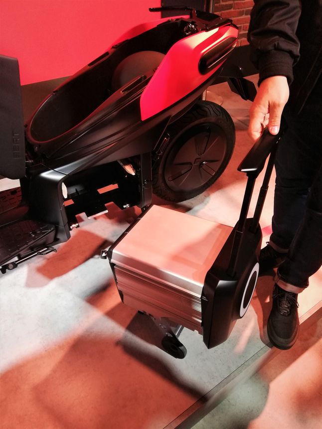 Wyjmowane akumulatory, przyjmują formę walizki na kółkach i ważą 45 kg