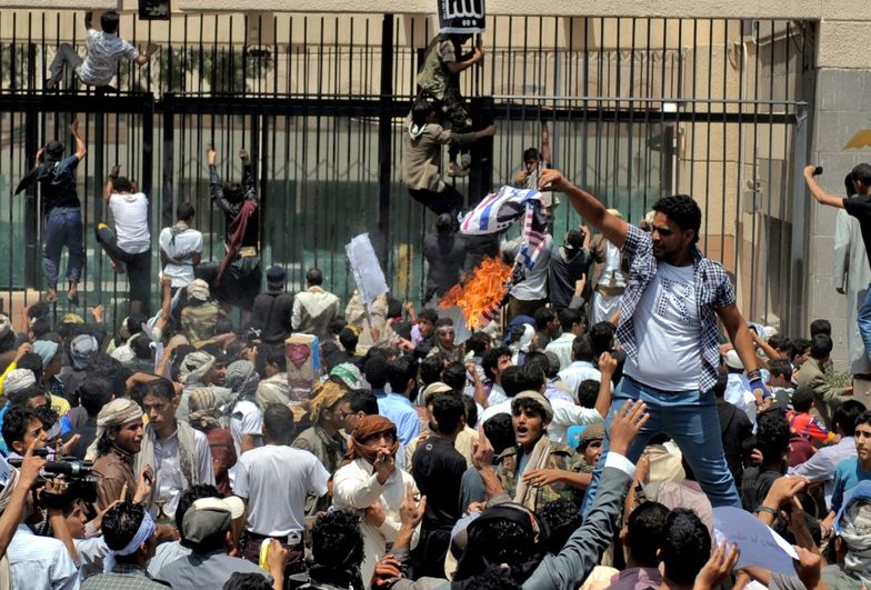 Jemen we krwii. Już 2 zabitych podczas ataku na ambasadę USA w Sanie