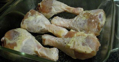 Surowe podudzie z kurczaka w roztworze (mięso ciemne i skóra)
