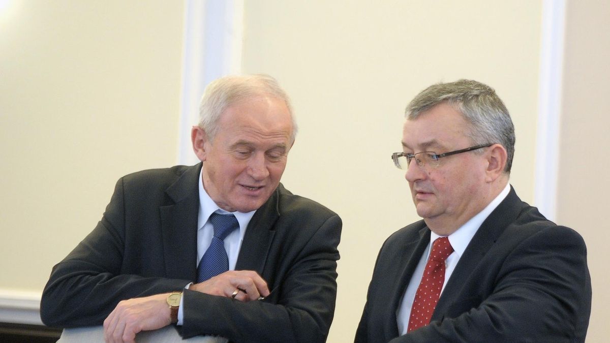 Krzysztof Tchórzewski (minister energii) i Andrzej Adamczyk (minister infrastruktury). Obaj politycznie są związani z Jarosławem Koczyńskiem od lat 90 i czasów Porozumienia Centrum