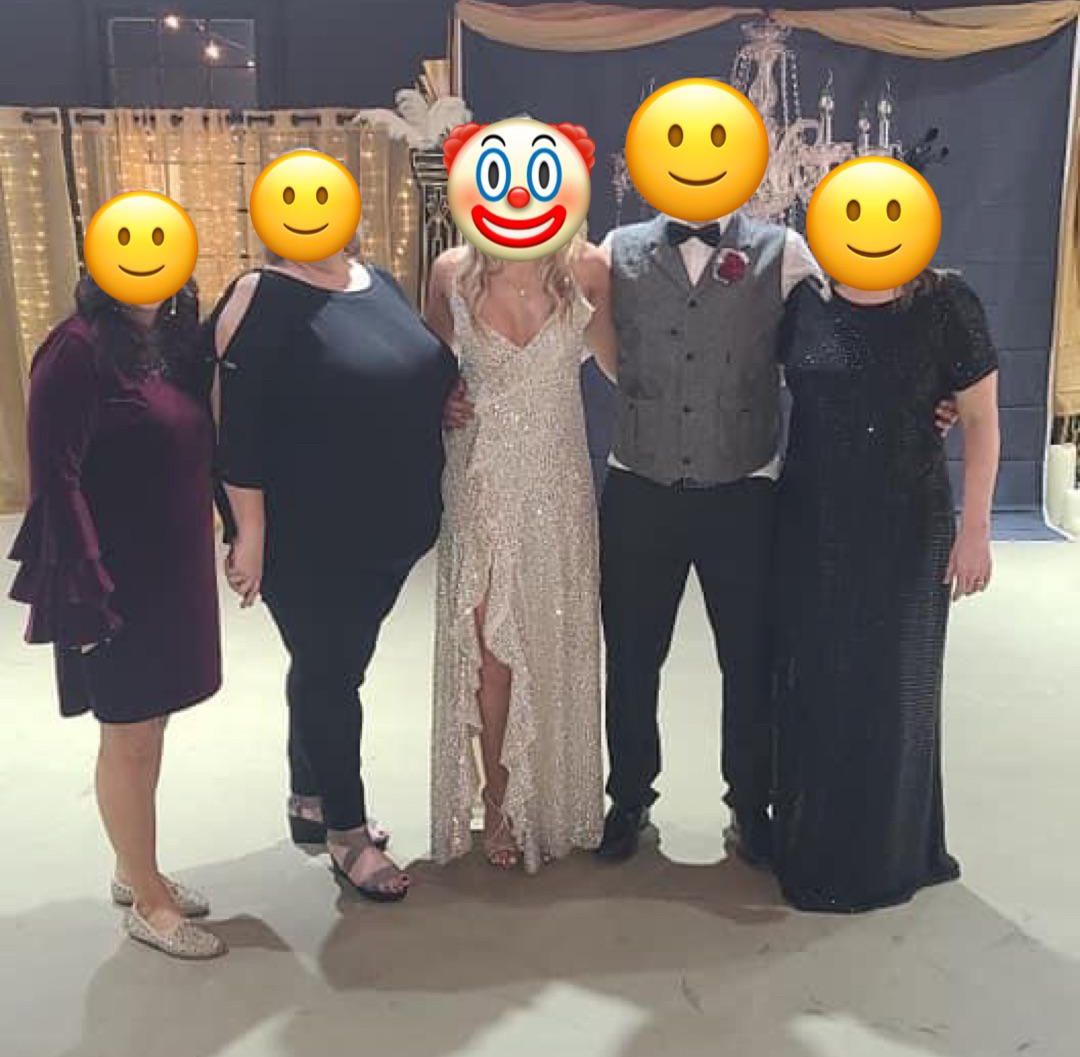 Na zdjęciu pan młody z siostrą i członkami rodziny