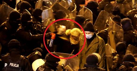 Strajk Kobiet. Barbara Nowacka dostała gazem. Policja zapowiada, że nagranie ujrzy światło dzienne