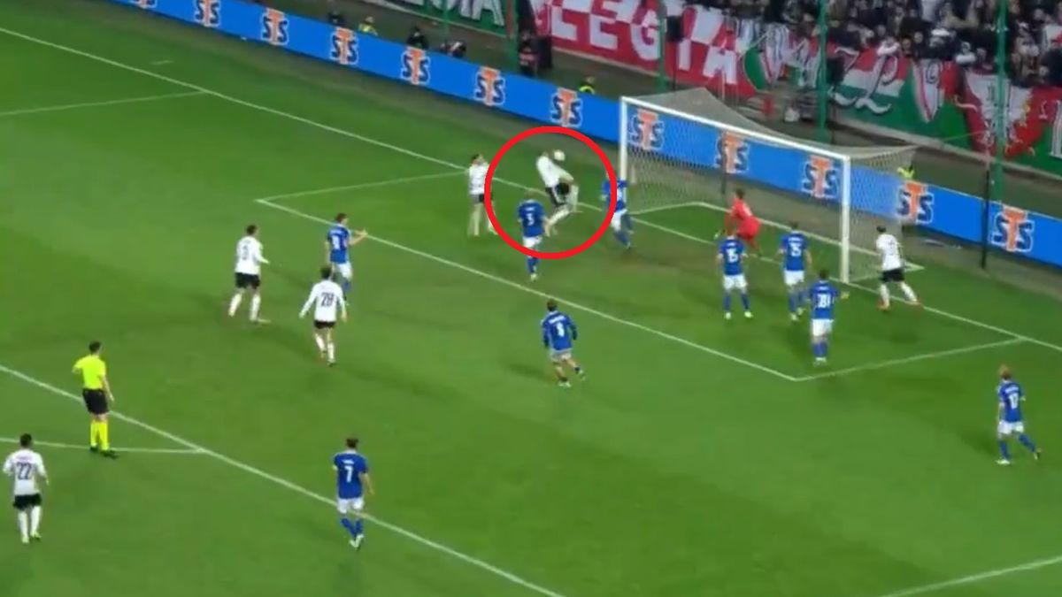 Twitter / viaplaysportpl / Na zdjęciu: zmarnowana szansa Tomasa Pekharta