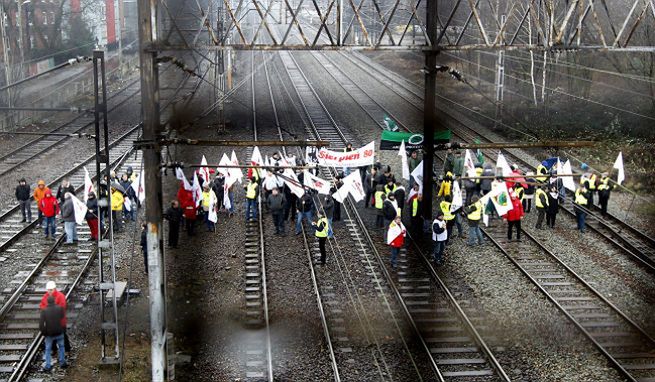 Katowice: związkowcy zablokowali tory. Utrudnienia w ruchu pociągów