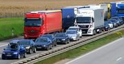 Uwaga kierowcy! Korek na A4 po kolizji ciężarówek i auta osobowego. Utrudnienia potrwają kilka godzin