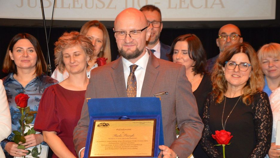Paweł Buryło, dyrektor II Liceum imienia Adama Mickiewicza w Skarżysku - Kamiennej w dowód uznania otrzymał od współpracowników pamiątkowy grawerton i wieczne pióro.
