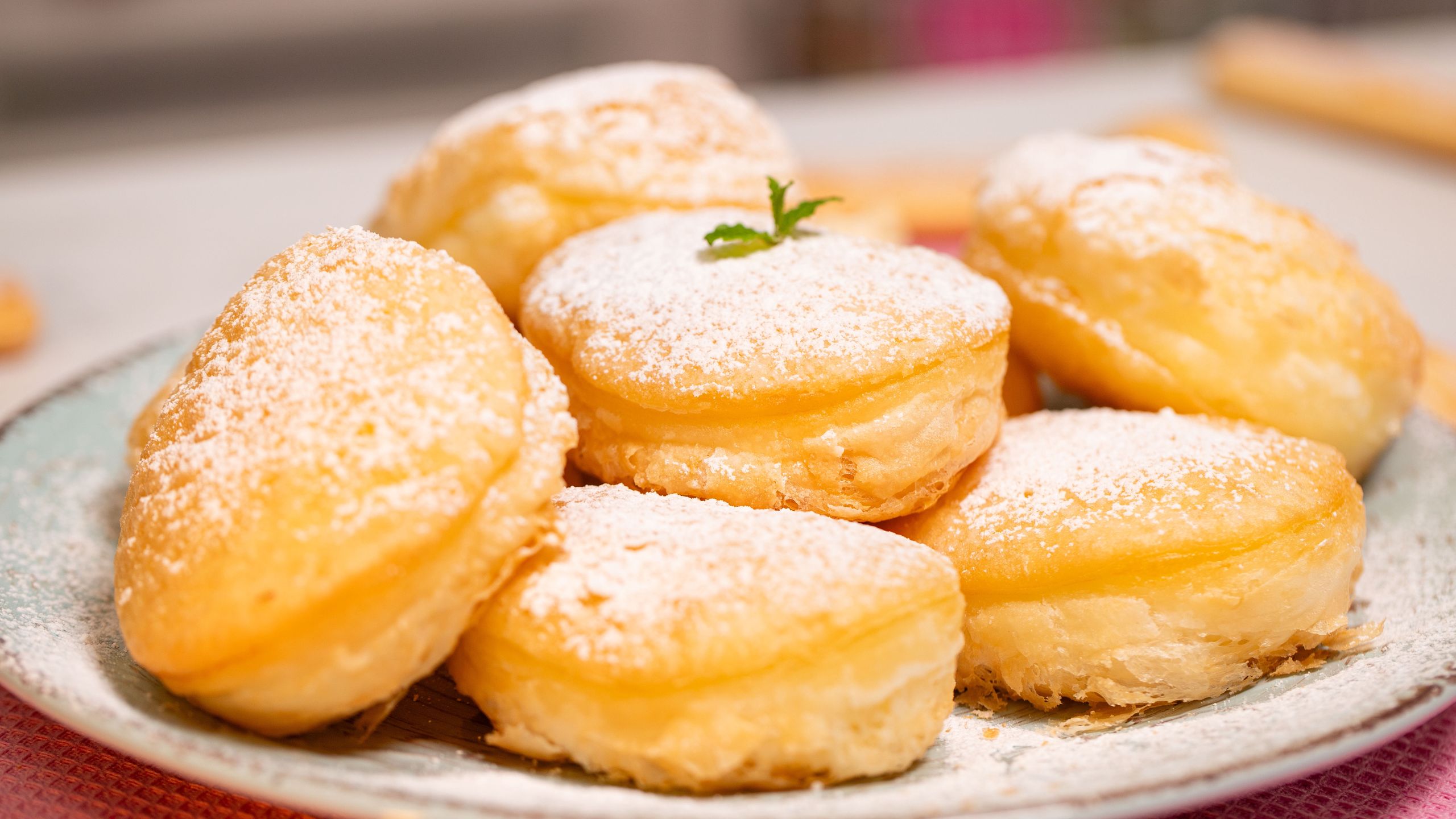 Proste pączki z ciasta francuskiego