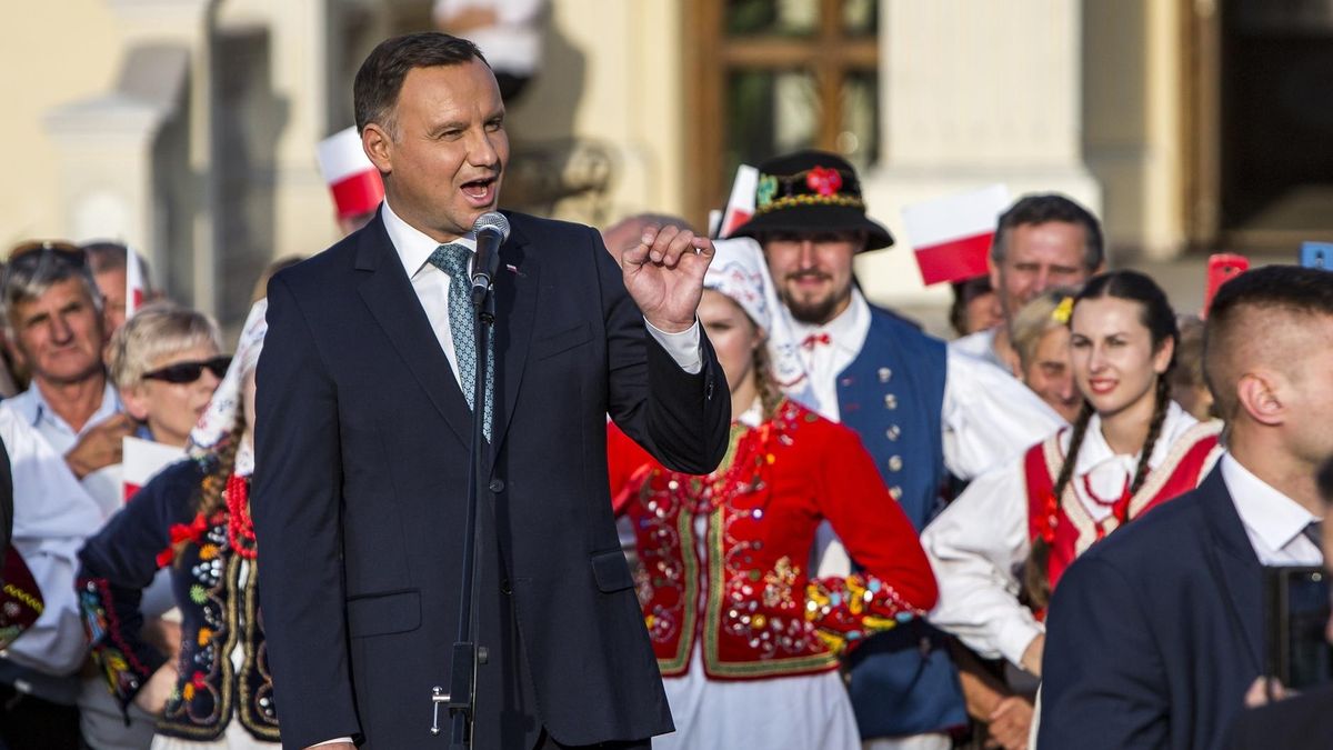Prezydent Andrzej Duda przemawiał na tle rewaloryzowanego ze wsparciem funduszy unijnych Dworu Starościńskiego.