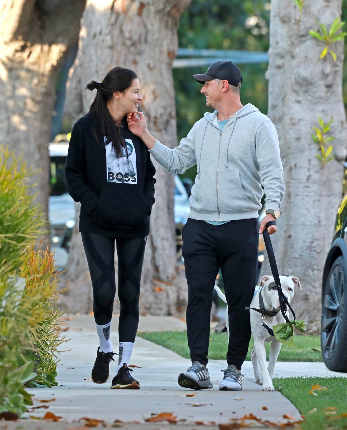 Naturalna Adriana Lima na spacerze w Los Angeles