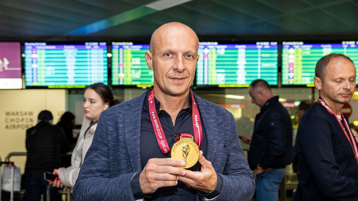 Newspix / PIOTR KUCZA/FOTOPYK/NEWSPIX.PL / Na zdjęciu: Szymon Marciniak z medalem