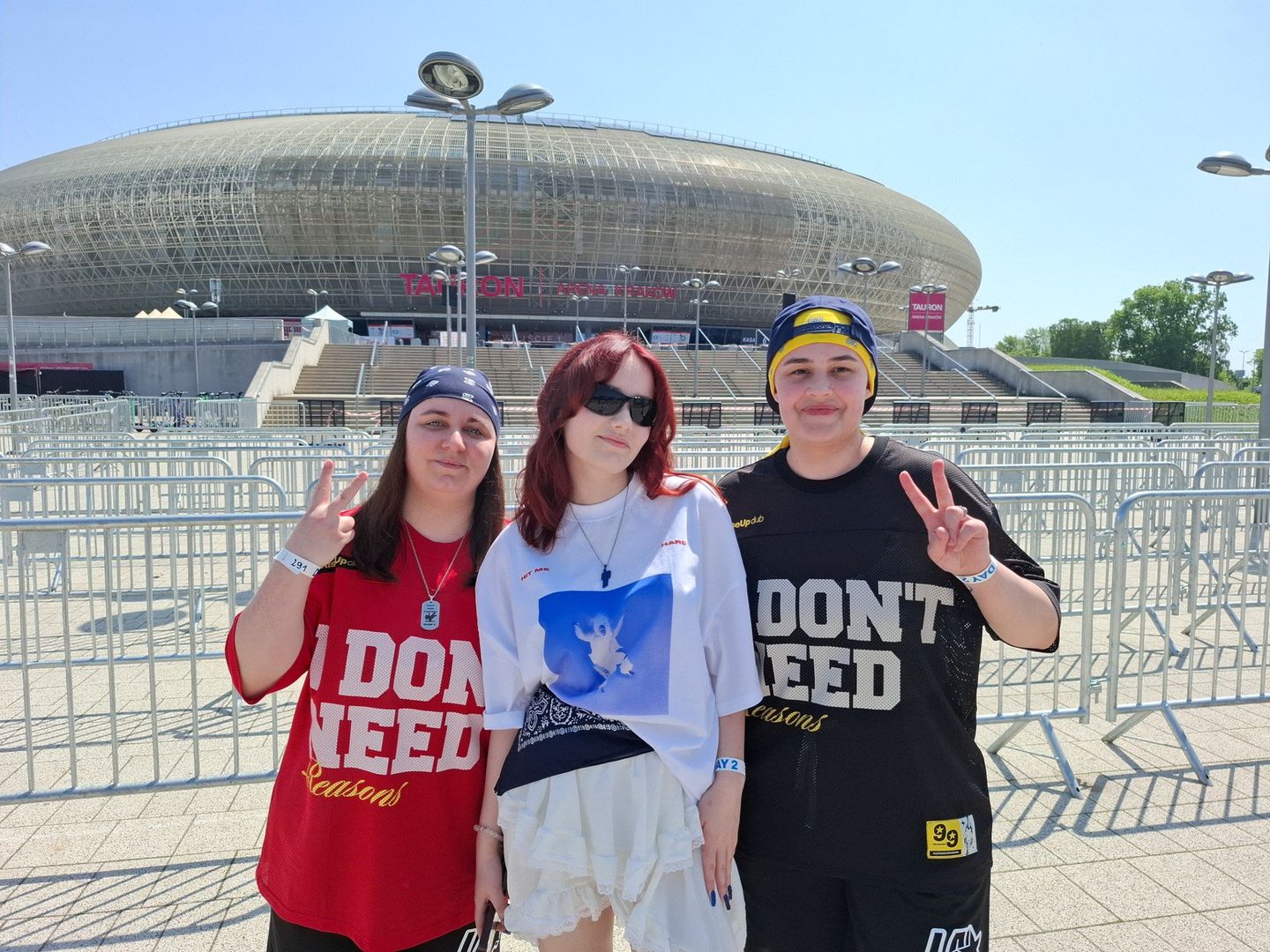 Fani Billie Eilish w oczekiwaniu na koncert w Tauron Arenie