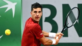 Nocne widowiska w Paryżu. Trzecia z rzędu pięciosetówka Australijczyka