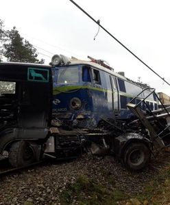 Wypadek na przejeździe kolejowym. Lokomotywa pchała ciężarówkę