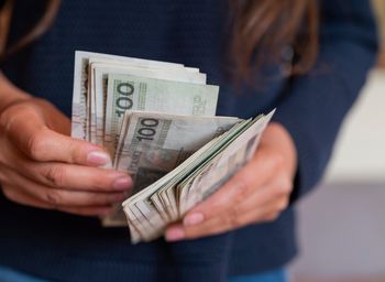 Oszczędzanie w czasie wojny. Mówi o "najbardziej niemądrej rzeczy"