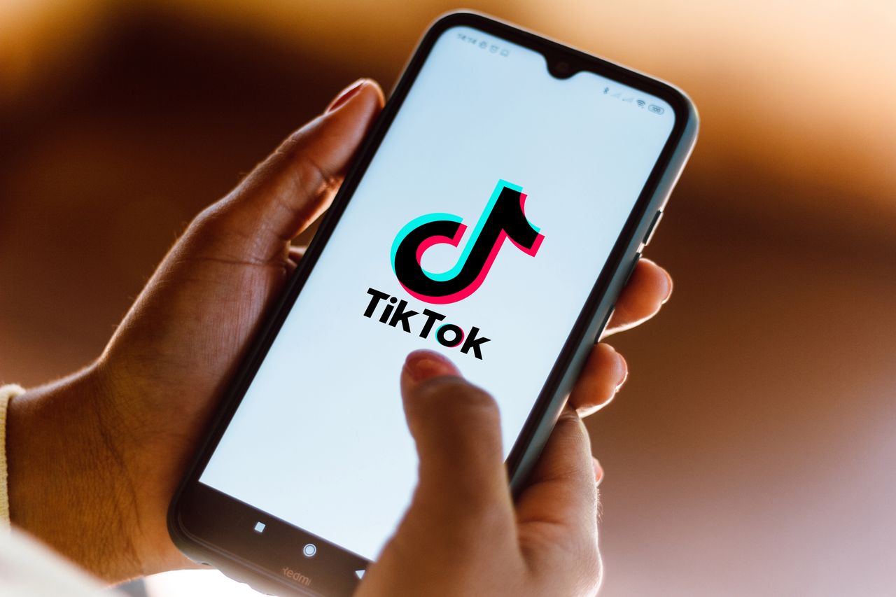 Aplikacja TikTok na smartfonie. Zdjęcie ilustracyjne