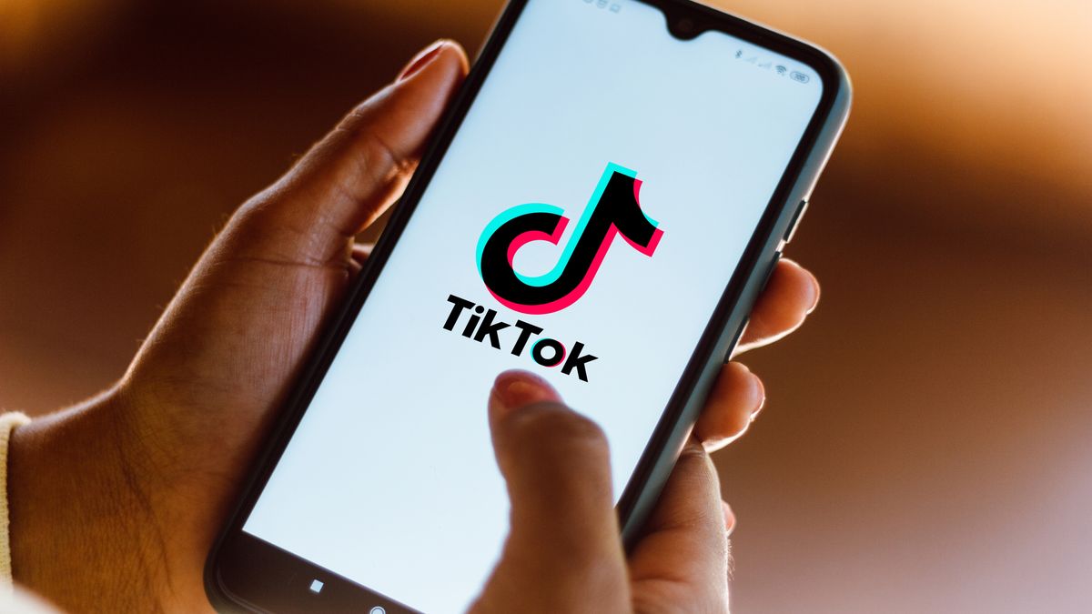 Aplikacja TikTok na smartfonie. Zdjęcie ilustracyjne