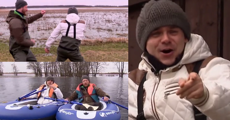 Niecik płynie w pontonie i "zwiedza" bagna. "Jestem lokalnym patriotą"