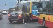Warszawa: Pijany kierowca wjechał w autobus miejski. Przesiadał się z pasażerką, która nie miała prawa jazdy