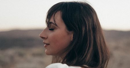 Brunetka. Do jakiej urody pasują ciemne włosy?