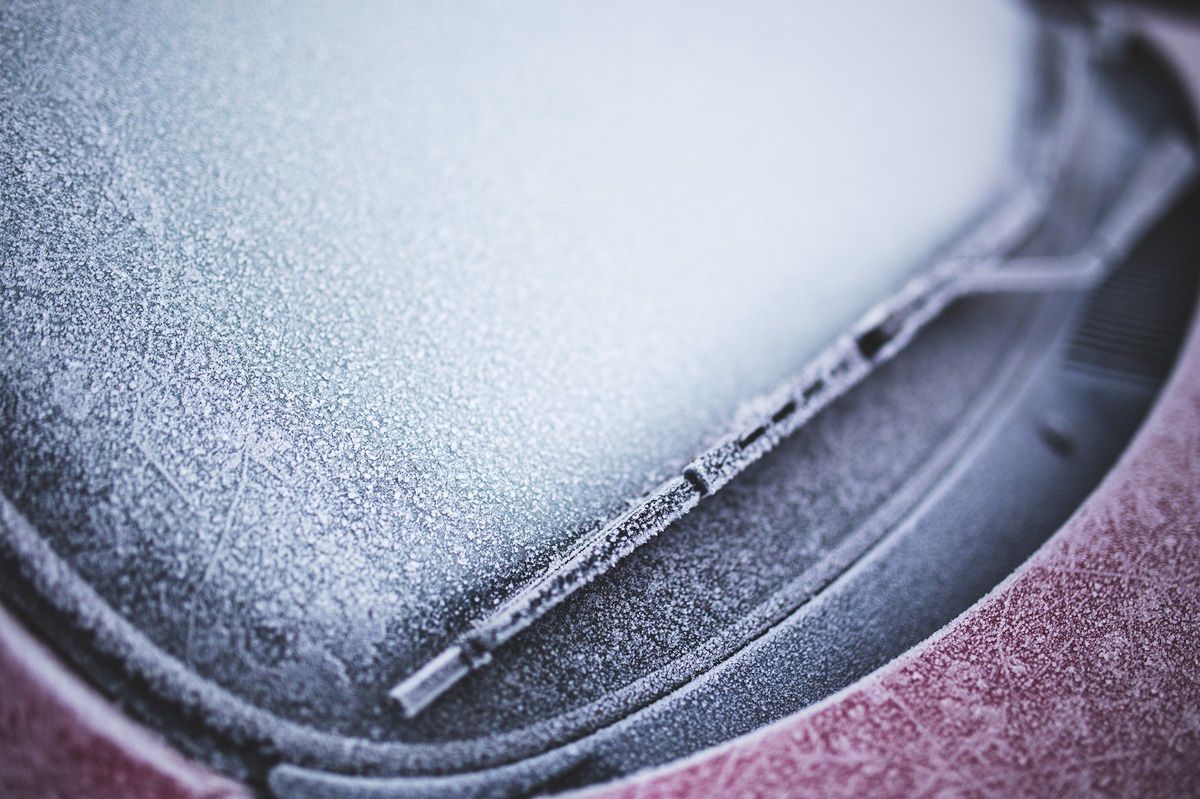 Frozen windows can be cleaned in the blink of an eye.