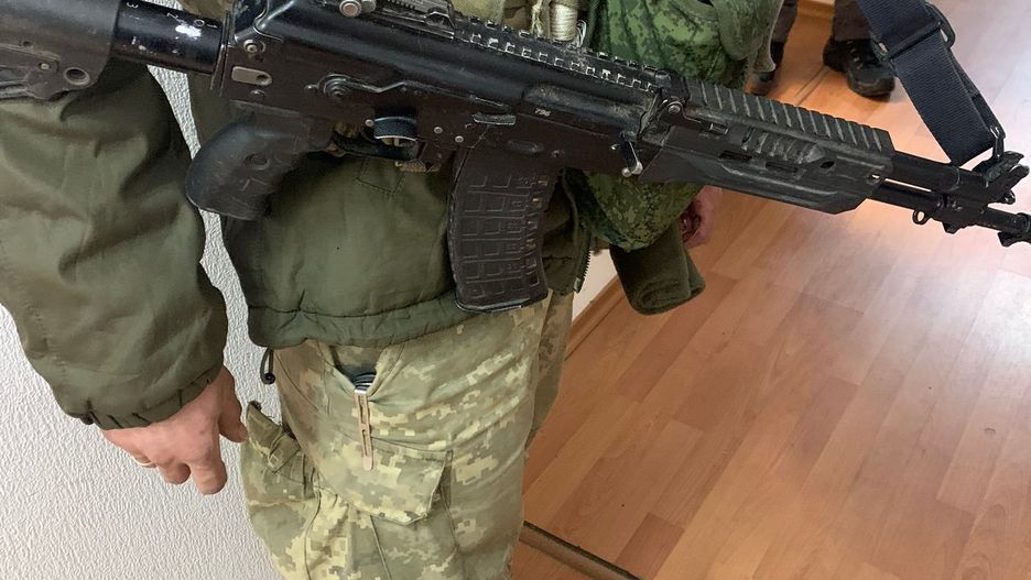 Karabinek AK-12 w rękach żołnierza ukraińskiego.