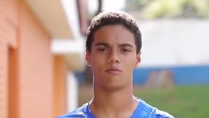 Syn Ronaldinho z pierwszym kontraktem. 14-latek chce iść w ślady ojca