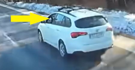 Czy kierowca fiata celował z broni? Poruszające wideo z DK 1