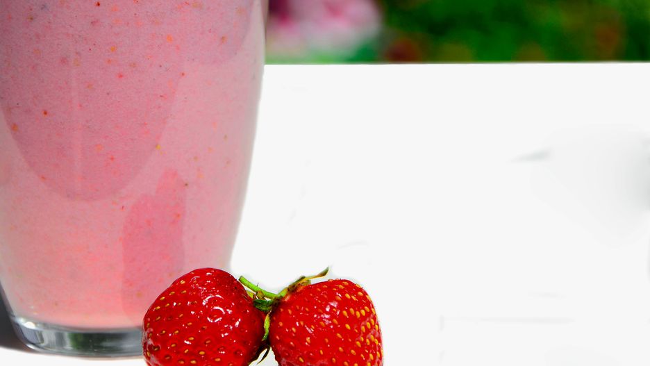 truskawkowy, koktail, mleczny, w szklance, na stole, strawberry milkshake, glass, strawberry, white, table, owoc, jedzenie, strawbery, drink, mleczko, glases, jagoda, swiezy, zdrowa, napoje, jogurt, roz