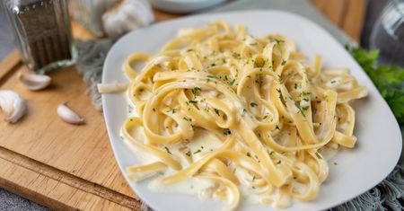 Kremowe spaghetti czosnkowe. Szybki przepis na pyszny obiad