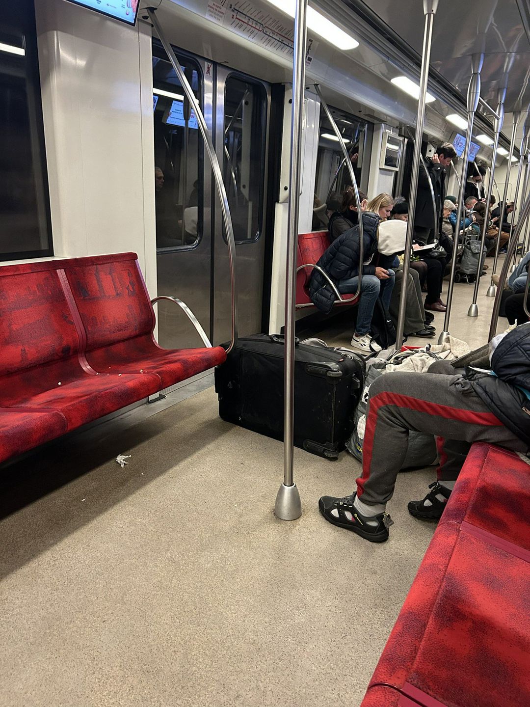 Osoby w kryzysie bezdomności w komunikacji miejskiej