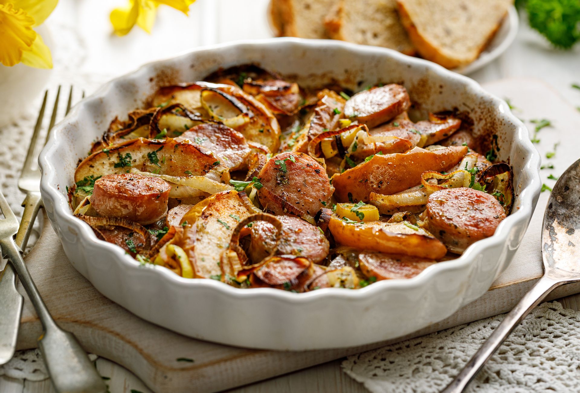 Nie wyrzucam kiełbasy po świętach. Ta zapiekanka "robi się sama" i pysznie smakuje