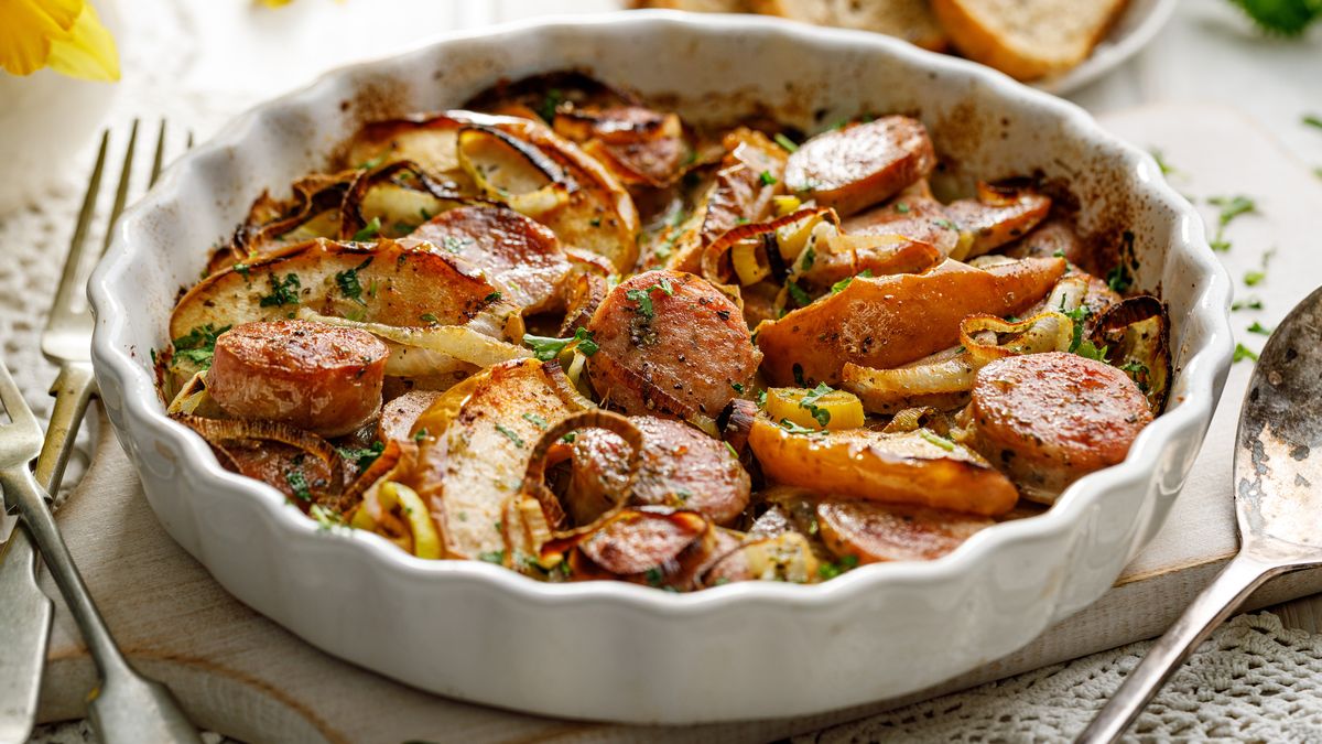 Zapiekanka z kiełbasy, pora i jabłek - sposób na resztkowy obiad