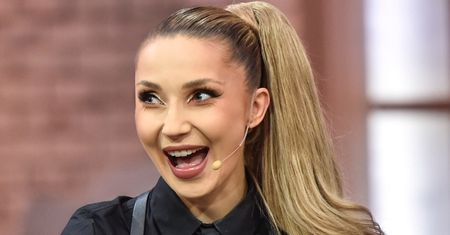 Cleo BEZ DOCZEPÓW pozuje z michą pierogów. Poznalibyście ją w takiej wersji? (FOTO)